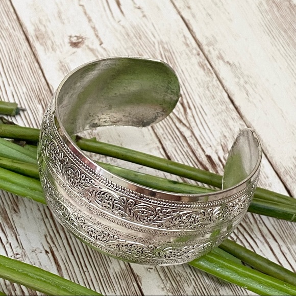 Unsigned Silver-tone Ornate 1.25” Open Bangle Stackable Bracelet - Picture 3 of 9